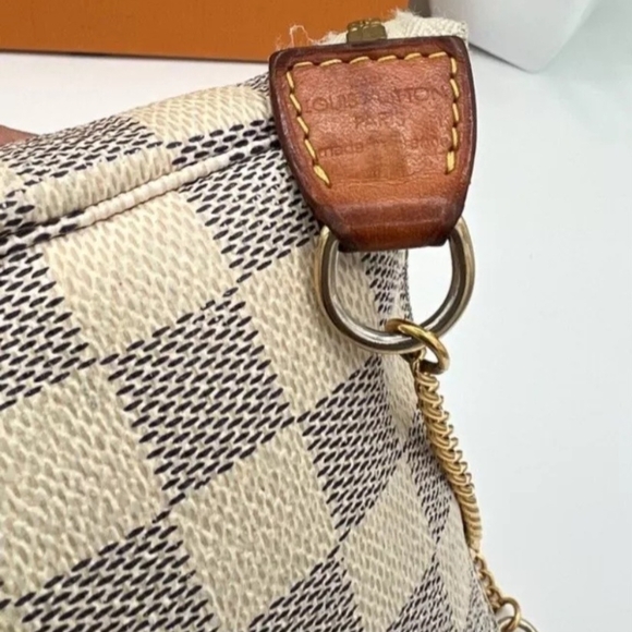 Louis Vuitton Cream and Bleu Clutch with Signature Style - Picture 4 of 15